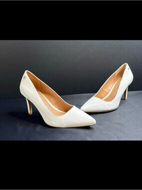Women's Classic Pointed Toe Pumps - White